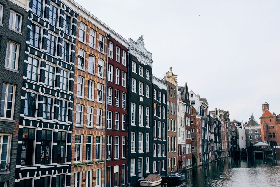 Historische grachtenpanden en drukte in Amsterdam-Centrum bij de Dam
