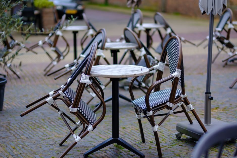 Bezoekers bij een foodmarkt in Oud-West, Amsterdam