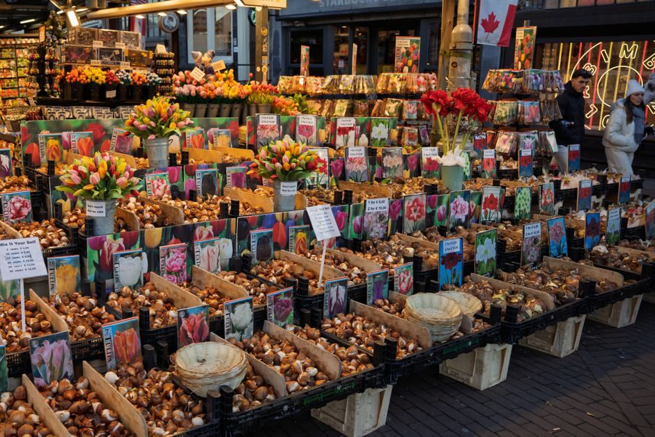 Drukke winkelstraat in De Pijp, Amsterdam