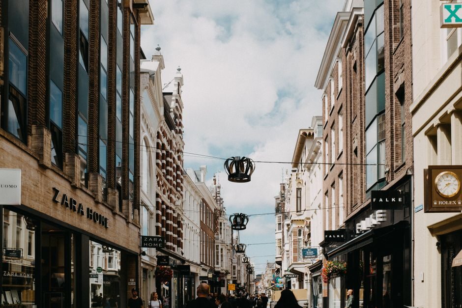 Bezoekers bij de ArenA-boulevard in Amsterdam-Zuidoost tijdens een evenement