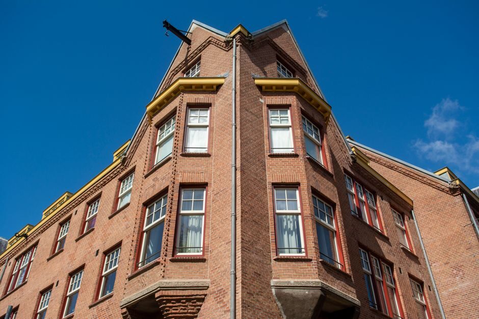 De NDSM-werf aan het IJ in Amsterdam-Noord met creatieve loodsen en industrieel erfgoed