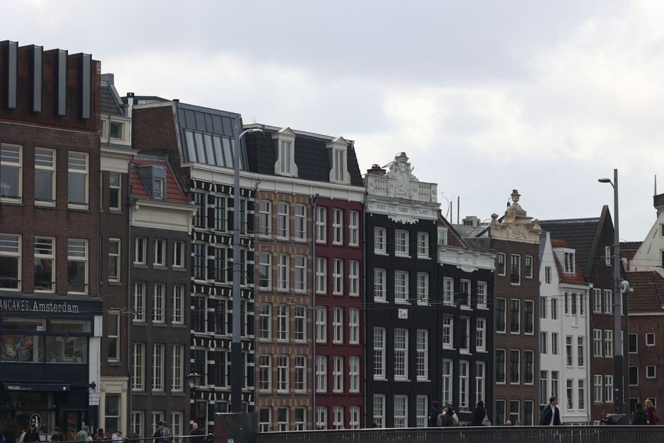 Winkelstraat met terrasjes in Oud-West, Amsterdam