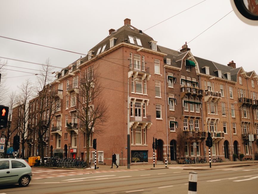 Drukke winkelstraat en terrassen in Amsterdam-Centrum
