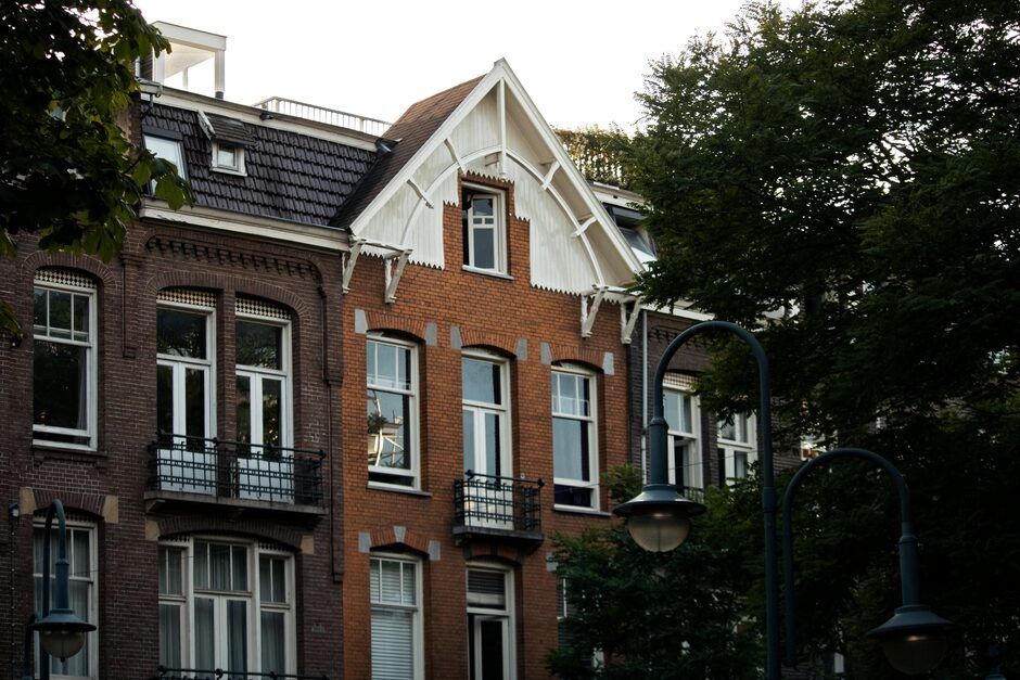 Levendige straat met horeca en winkels in Oud-West, Amsterdam