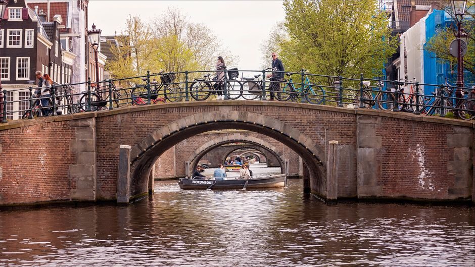 De A'DAM Toren en de IJ-oever in Amsterdam-Noord gezien vanaf het water
