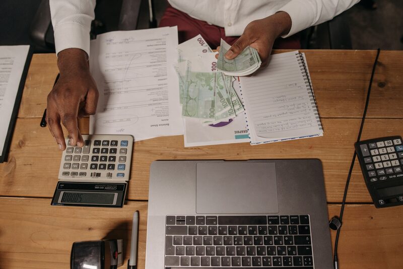Accountant aan het werk op een kantoor in Amsterdam met financiële cijfers