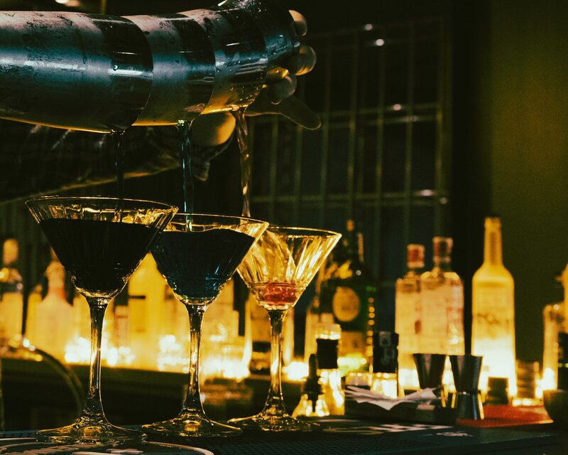 Sfeervolle cocktailbar in Amsterdam met bezoekers en gedimd licht