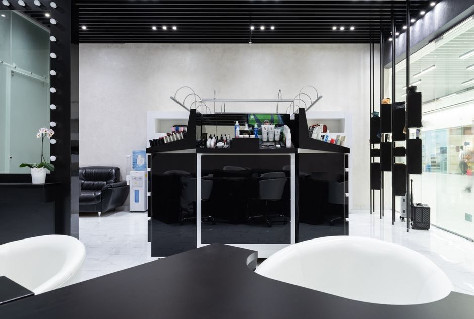 Moderne schoonheidssalon in Amsterdam met klant tijdens een behandeling