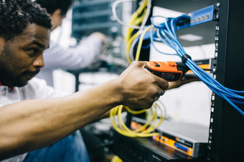 IT-professionals in een Amsterdams kantoor werken aan servers en netwerkbeheer
