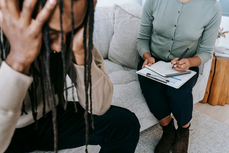 Rustige, lichte spreekkamer van een psychologenpraktijk in Amsterdam