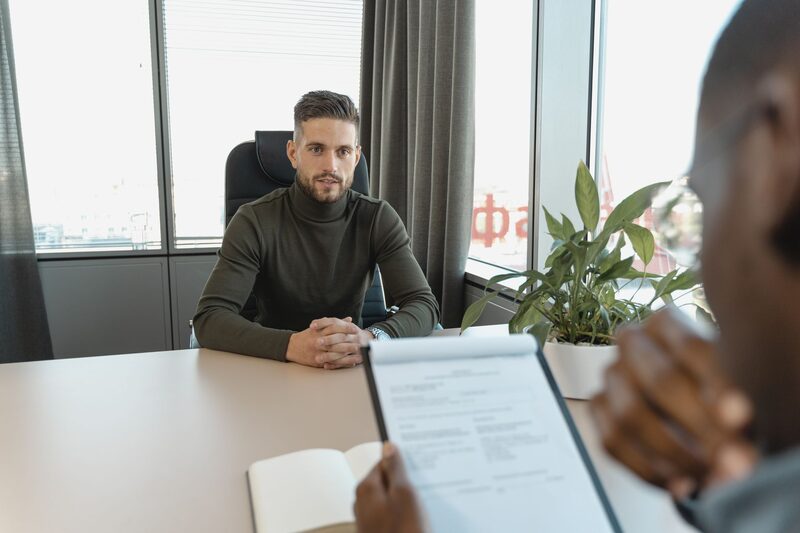 Recruiters van een Amsterdams recruitmentbureau in overleg op kantoor