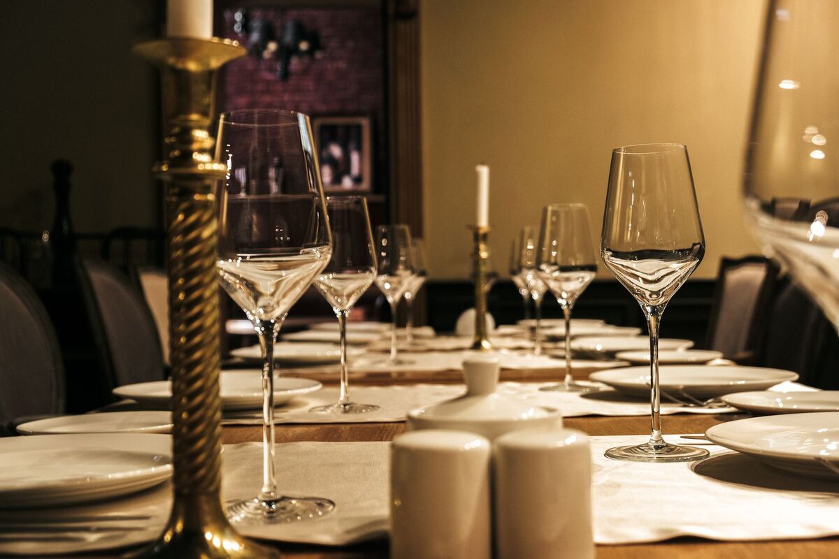 Sfeervol restaurant in Amsterdam met gasten aan tafel
