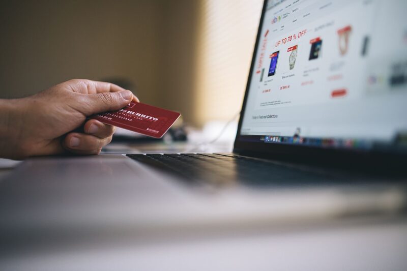 E-commerce ondernemer beheert een Shopify-webshop vanuit een kantoor in Amsterdam