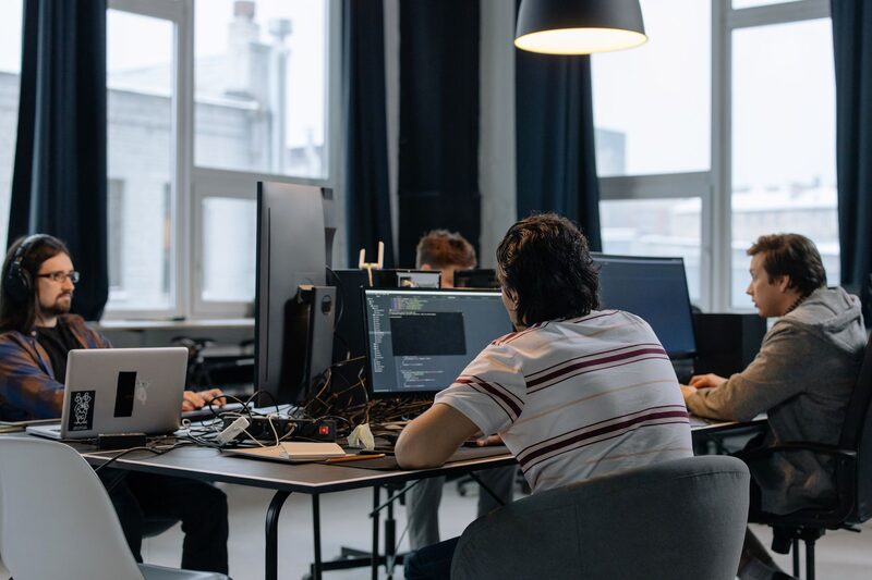 Startup-team aan het werk in een Amsterdamse tech-hub